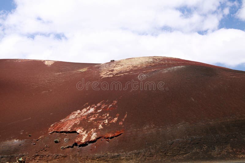 Panoramautsikt på det overkliga abstrakta röda brinnande vulkaniska berget Montañas del Fuego mot blå himmel i Timanfaya NP, Lanz arkivbilder Panoramautsikt på det overkliga abstrakta röda brinnande vulkaniska berget Montañas del Fuego mot blå himmel i Timanfaya NP, Lanz arkivbilder