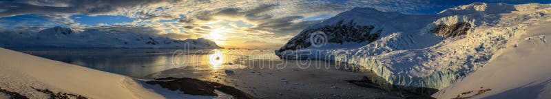 Panoramautsikt på Neko Harbour på solnedgången, Antarktis arkivbilder Panoramautsikt på Neko Harbour på solnedgången, Antarktis arkivbilder
