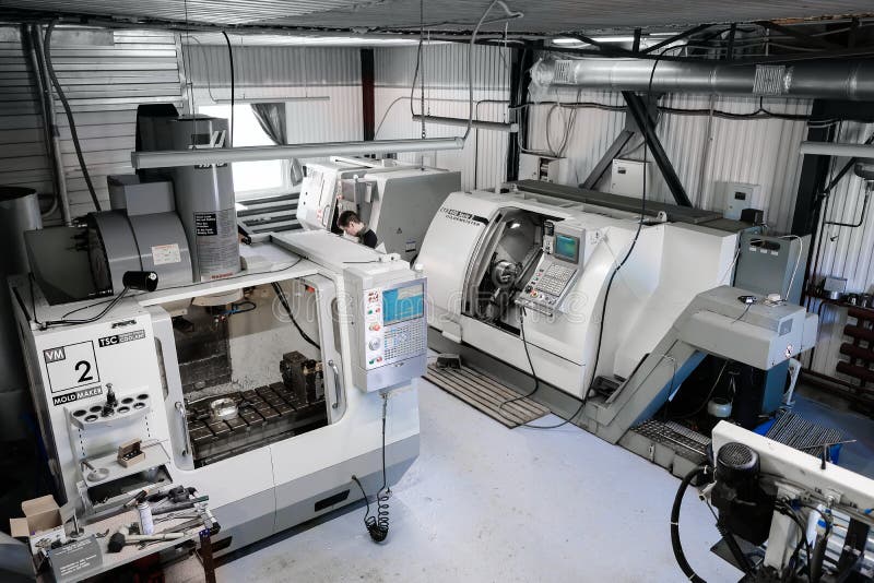 Panoramautsikt på tillverkningslätthet med CNC-drejbänkmaskiner Cnc-malningmaskin för att arbeta och att producera en metalldetal arkivfoton Panoramautsikt på tillverkningslätthet med CNC-drejbänkmaskiner Cnc-malningmaskin för att arbeta och att producera en metalldetal arkivfoton
