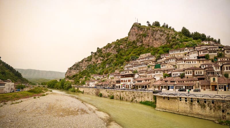 Panoramautsikt till Berat den gamla staden och Kisha e Shen Mehillit aka St Michael kyrkan, Berat, Albanien royaltyfria bilder Panoramautsikt till Berat den gamla staden och Kisha e Shen Mehillit aka St Michael kyrkan, Berat, Albanien royaltyfria bilder