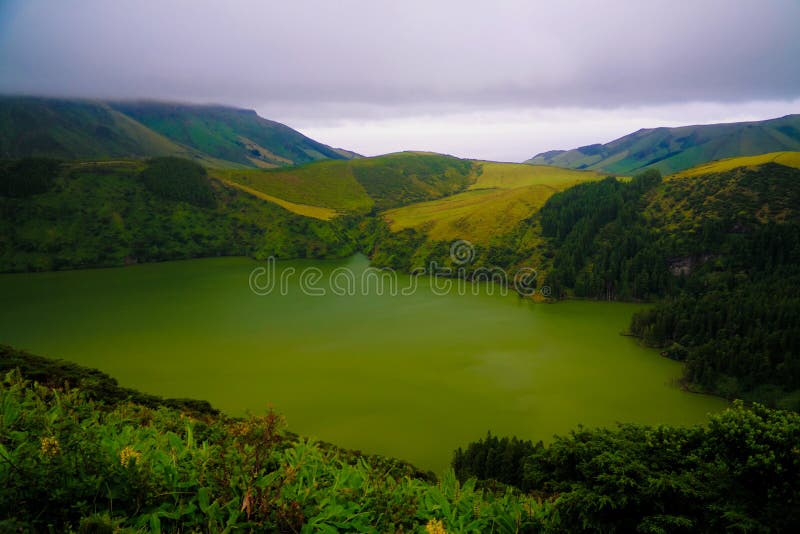 Panoramautsikt till Caldeira Funda sjön på den Flores ön, Azores portugal arkivbild Panoramautsikt till Caldeira Funda sjön på den Flores ön, Azores portugal arkivbild