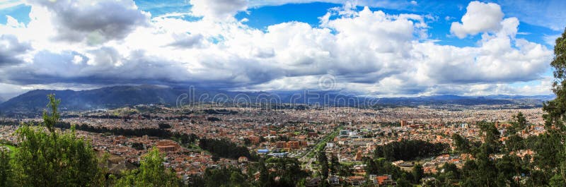 Panoramautsikt över Cuenca från Miradoren de Turi, Cuenca, Ecuador fotografering för bildbyråer Panoramautsikt över Cuenca från Miradoren de Turi, Cuenca, Ecuador fotografering för bildbyråer
