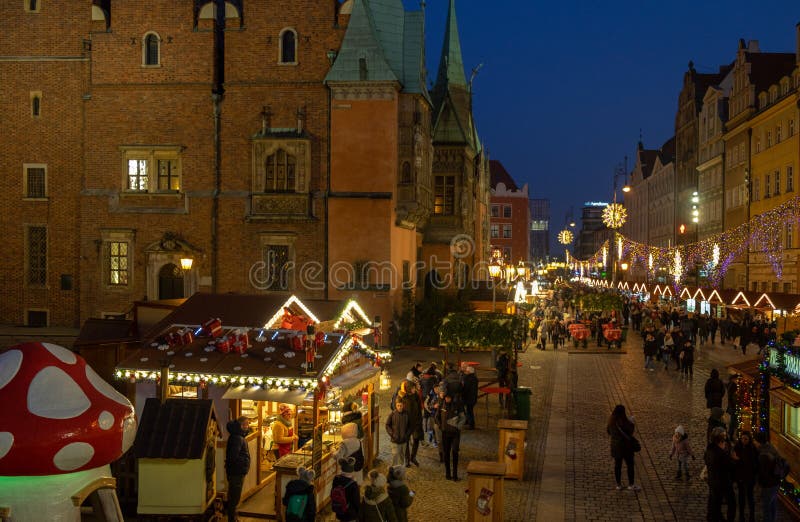 Panoramautsikten av julberömmen på årlig jul marknadsför i Wroclaw poland fotografering för bildbyråer Panoramautsikten av julberömmen på årlig jul marknadsför i Wroclaw poland fotografering för bildbyråer