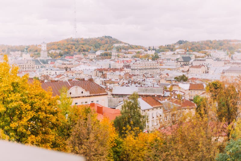 Panoramautsikten av Lviv den gamla staden, Ukraina från citadell parkerar kullar arkivbilder Panoramautsikten av Lviv den gamla staden, Ukraina från citadell parkerar kullar arkivbilder