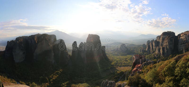 Panoramautsikten av vaggar och kloster av Meteora, Grekland royaltyfri foto Panoramautsikten av vaggar och kloster av Meteora, Grekland royaltyfri foto