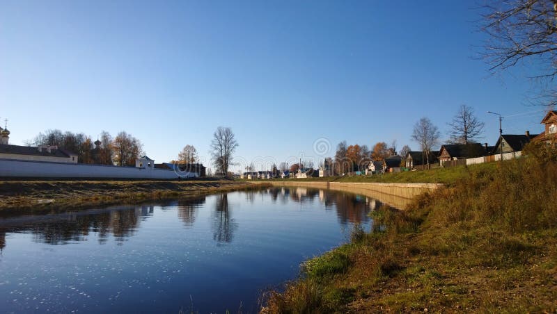 Panoramautsikter av floden Tikhvinka och väggarna av kloster fotografering för bildbyråer Panoramautsikter av floden Tikhvinka och väggarna av kloster fotografering för bildbyråer