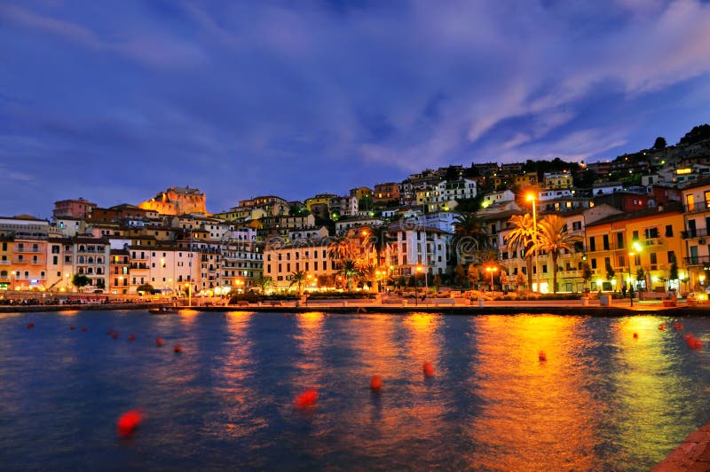 Panorame da noite de Porto Santo Stefano fotografia de stock royalty free Panorame da noite de Porto Santo Stefano fotografia de stock royalty free