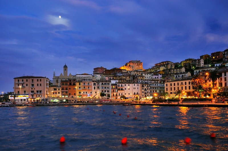Panorame da noite de Porto Santo Stefano fotos de stock Panorame da noite de Porto Santo Stefano fotos de stock