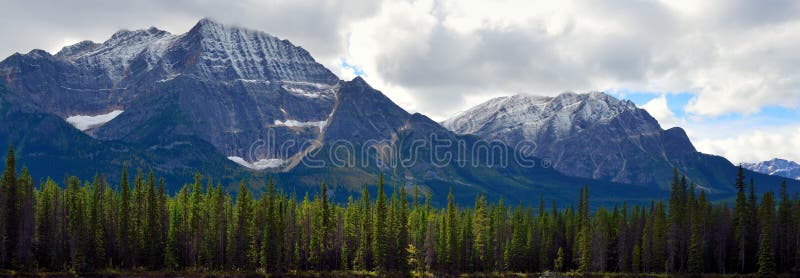 Panoramic alpine scenery along the Icefields Parkway between Jasper and Banff in Canadian Rockies