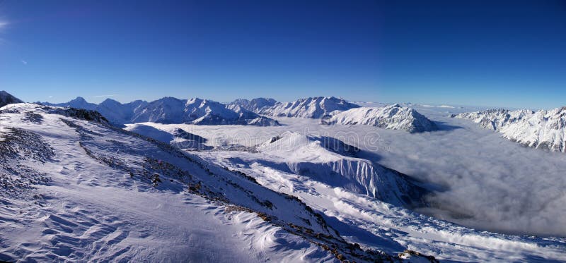 Panorámico sobre el Alpes la nieve montanas uno de tableros través de nubes,,.
