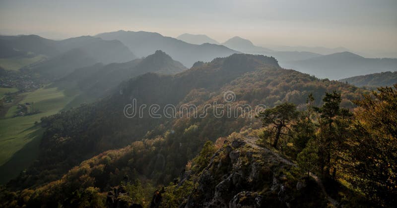 Panoramatický jesenný pohľad zo Súľovských skál - súľovské skaly - Slovensko