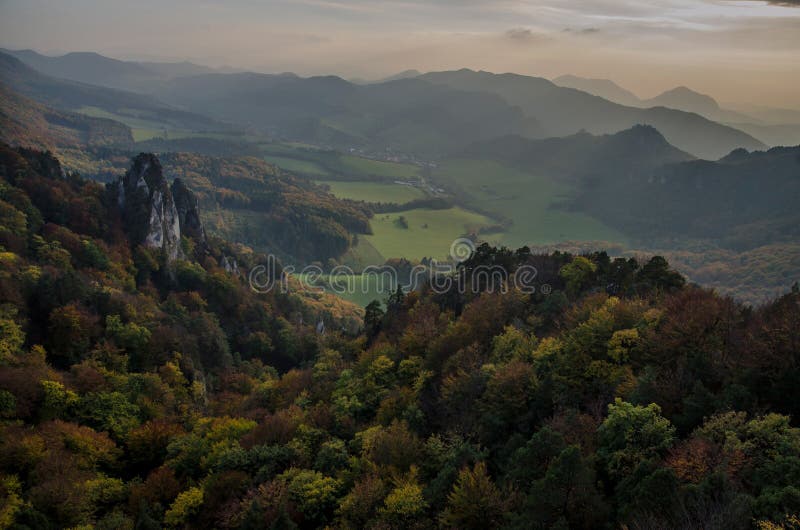 Panoramatický jesenný pohľad zo Súľovských skál - súľovské skaly - Slovensko