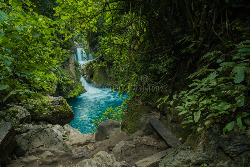 Panorámico hermoso profundo cascada en puente de a cascadas de México.