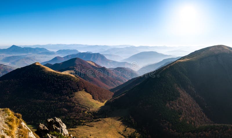 Panoramatický výhled na krajinu krásných podzimních kopců a hor