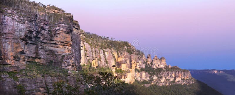 Panoramic landscape view of The Three Sisters rock formation in royalty free stock photos Panoramic landscape view of The Three Sisters rock formation in royalty free stock photos