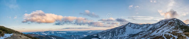 Panoramatické scenérie hor a údolí v západu slunce světlo s několika mraky.