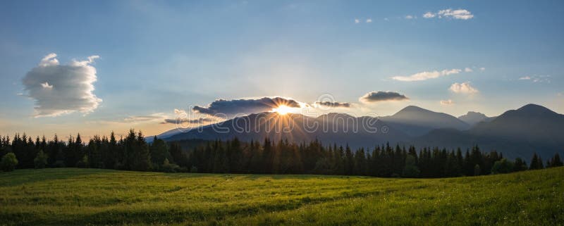 Panoramatický výhled na úžasné hory západ slunce