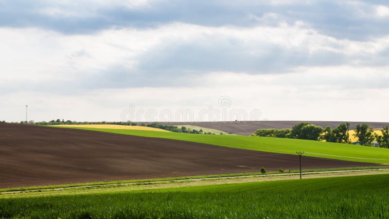 Panoramatický výhľad na polia v jarnom období