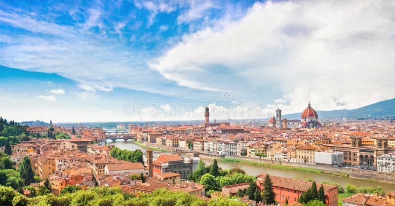Panoramatický výhľad na mesto Florencia s rieke Arno v Toskánsku, v Taliansku.