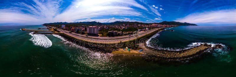 Fantastický panoramatický výhled do drone pobřeží Blac moře a na město Giresun.