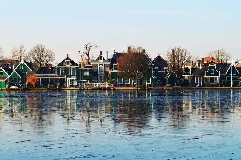 Vista panoramica con case, nel tradizionale Villaggio di Zaanse Schans, in Olanda.