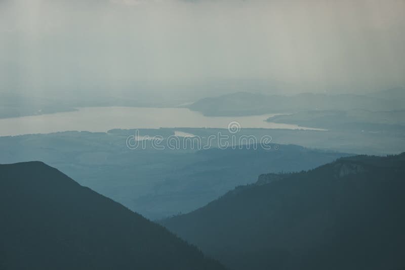 Panoramatický pohľad na hmlistý les v západných Karpatoch.