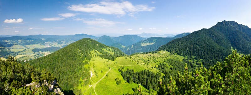 Panoramatický výhled z horského hřebene