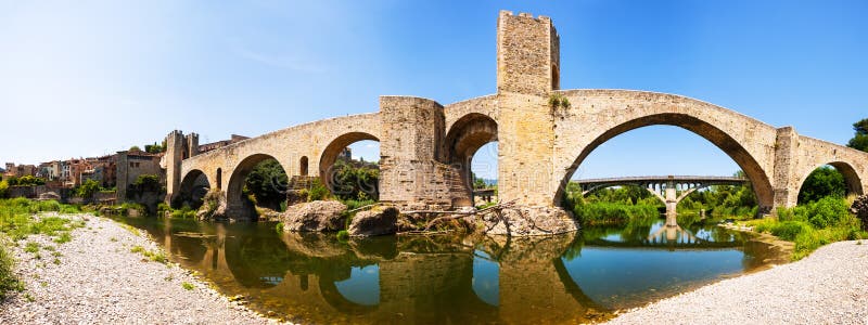 Panoramic view of old bridge over Fluvia river in Besalu stock photography Panoramic view of old bridge over Fluvia river in Besalu stock photography
