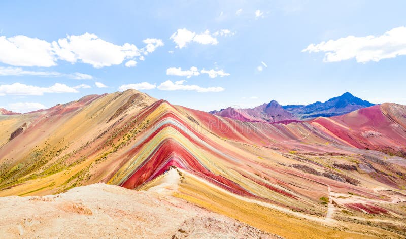 Panoramatický z duha hora na připojit v cestovat a za poznáním příroda divy živý mnohobarevný filtrovat jasný rozšířené barva tóny.