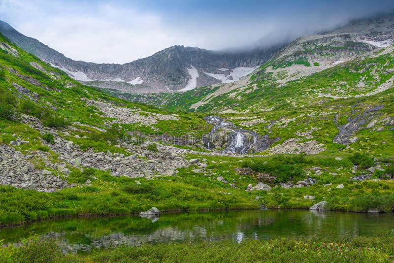 Panoramatický výhľad na skalnatý hrebeň