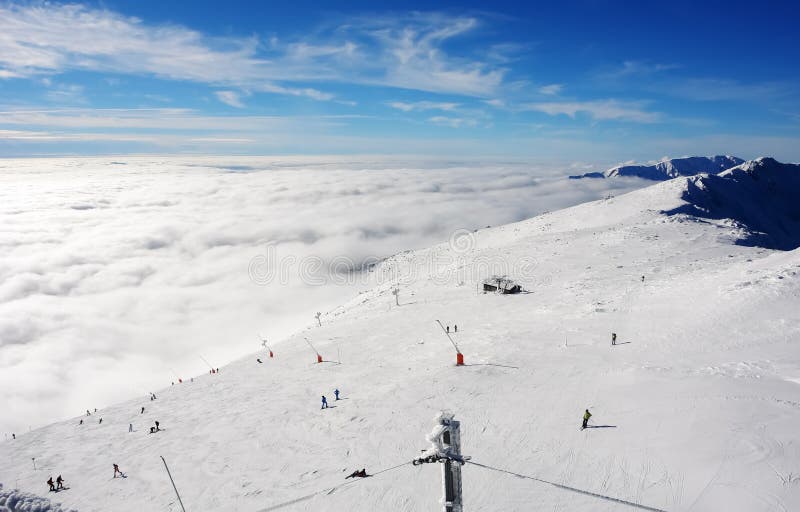 Pohľad na lyžiarske svahy a oblaky v Nízkych Tatrách na Slovensku.