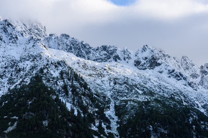 Panoramatický výhľad na Tatry na Slovensku pokryté snehom