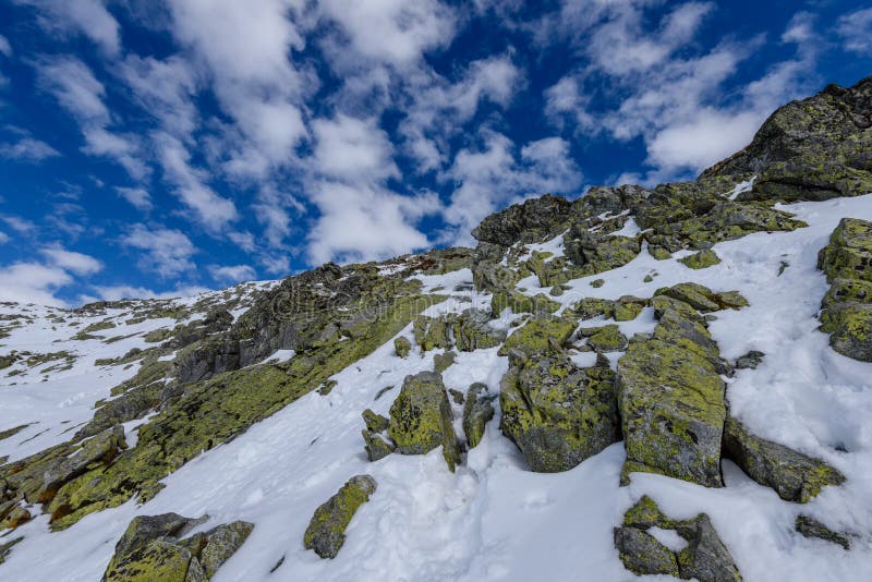 Panoramatický výhľad na Tatry na Slovensku pokryté snehom