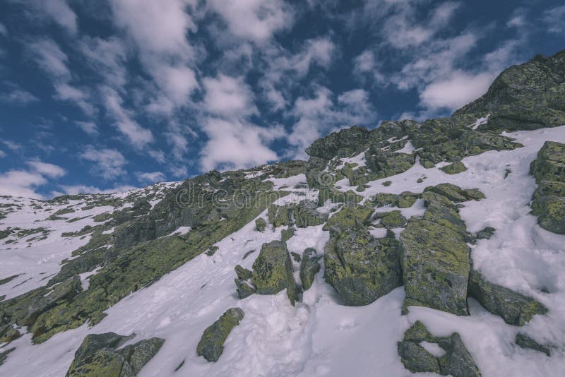 Panoramatický výhľad na Tatry na Slovensku pokryté snehom