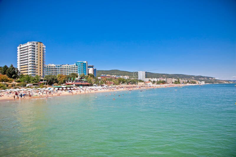 Panoramatický pohled na Varny pláže u Černého moře v Bulharsku.