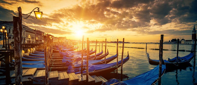 Vista panoramica di Venezia con le gondole a alba, Italia.