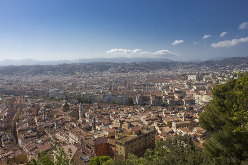 Panoramica di Nizza dalla cima della collina del castello fotografie stock libere da diritti Panoramica di Nizza dalla cima della collina del castello fotografie stock libere da diritti