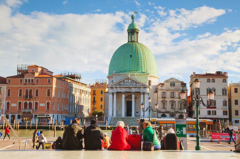 Panoramica Venezia, Italia con i turisti vicino alla stazione ferroviaria fotografia stock Panoramica Venezia, Italia con i turisti vicino alla stazione ferroviaria fotografia stock