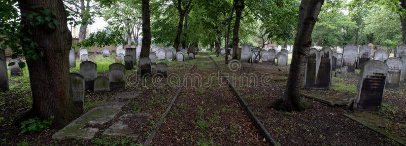Panoramiczna fotografia nagrobki przy historycznym Żydowskim cmentarzem przy Brady ulicą, Whitechapel, Wschodni Londyn obrazy royalty free Panoramiczna fotografia nagrobki przy historycznym Żydowskim cmentarzem przy Brady ulicą, Whitechapel, Wschodni Londyn obrazy royalty free