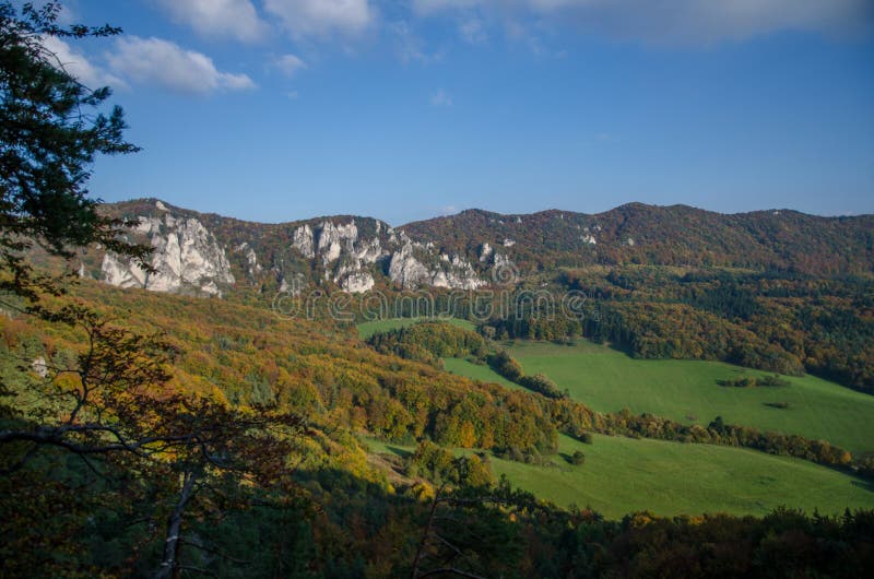 Panoramiczny jesienny widok od Sulov skalistych gór Sistani - sulovske skaly - fotografia royalty free Panoramiczny jesienny widok od Sulov skalistych gór Sistani - sulovske skaly - fotografia royalty free
