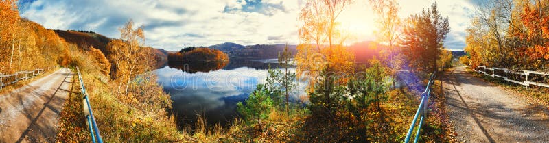 Panoramiczny jesień krajobraz z spektakularnym zmierzchem nad rzeką obraz stock Panoramiczny jesień krajobraz z spektakularnym zmierzchem nad rzeką obraz stock