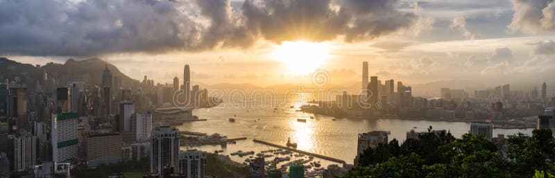Panoramiczny krajobraz lub pejzaż miejski Hong Kong wyspa, Wiktoria schronienie i Kowloon miasto przy zmierzchem, Azja podr??y po zdjęcie stock Panoramiczny krajobraz lub pejzaż miejski Hong Kong wyspa, Wiktoria schronienie i Kowloon miasto przy zmierzchem, Azja podr??y po zdjęcie stock