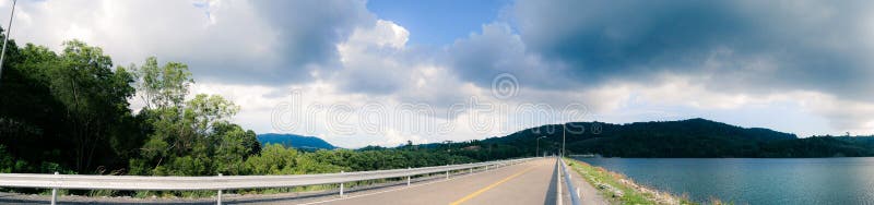 Panoramiczny krajobrazowy widok uderzenie oddziału tama, Phuket, Tajlandia obraz stock Panoramiczny krajobrazowy widok uderzenie oddziału tama, Phuket, Tajlandia obraz stock