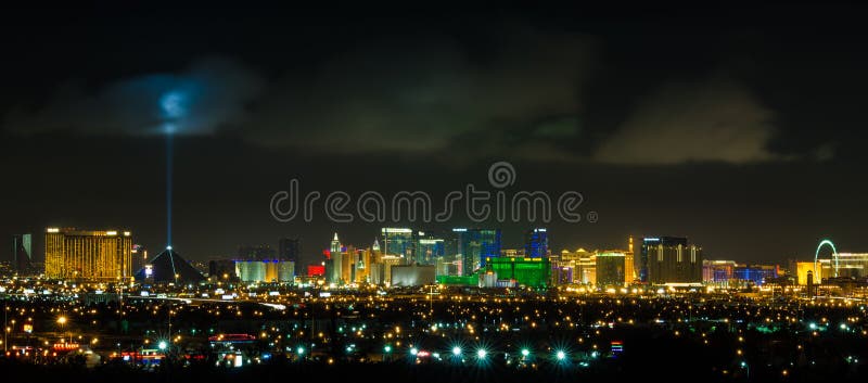 Panoramiczny Las Vegas paska pejzaż miejski przy nocą