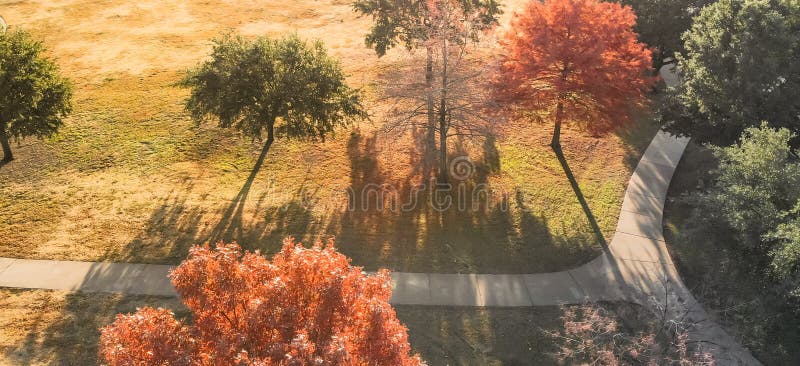 Panoramiczny odgórny widok wyginał się droga przemian z kolorowymi jesień liśćmi blisko Dallas, Teksas obraz royalty free Panoramiczny odgórny widok wyginał się droga przemian z kolorowymi jesień liśćmi blisko Dallas, Teksas obraz royalty free