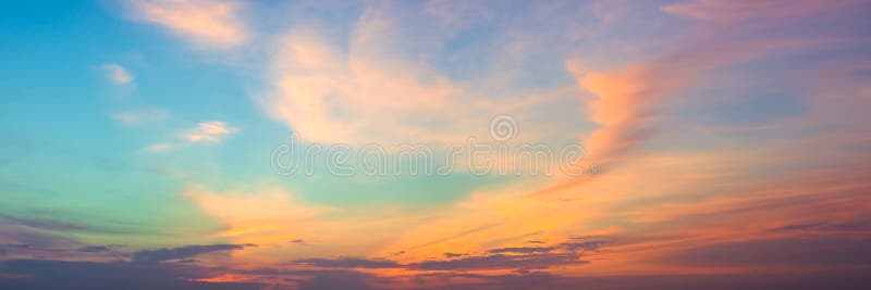Panoramiczny piękny kolorowy złoty godzina zmierzchu niebo Piękny chmury i nieba natury tło w magicznej godzinie Zadziwiaj?cy kol obraz royalty free Panoramiczny piękny kolorowy złoty godzina zmierzchu niebo Piękny chmury i nieba natury tło w magicznej godzinie Zadziwiaj?cy kol obraz royalty free