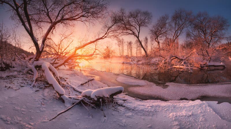 Panoramiczny rosyjski zima krajobraz z lasem, piękna marznąca rzeka przy zmierzchem Sceneria z drzewami, wodą i niebieskim niebem