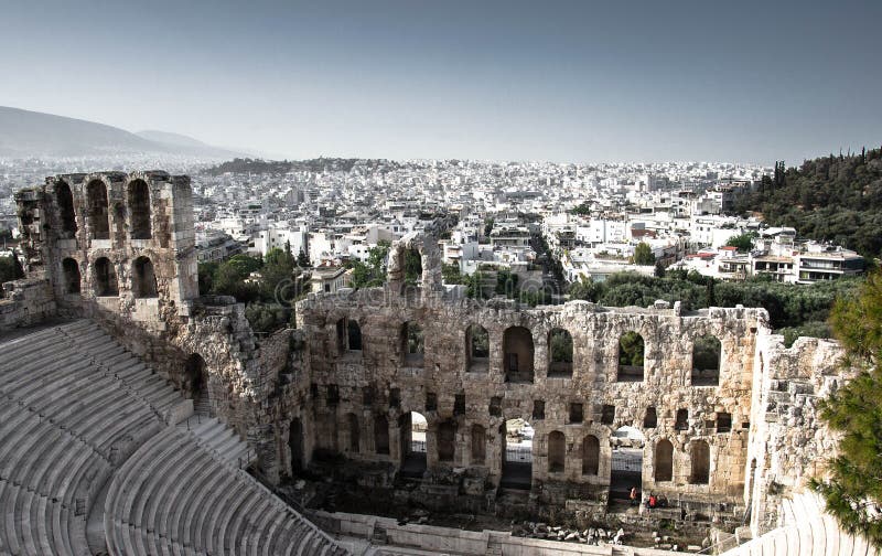 Panoramiczny widok biali budynki i Odeon Herodes Atticus drylujemy theatre pod akropolem w Ateny, Grecja obraz stock Panoramiczny widok biali budynki i Odeon Herodes Atticus drylujemy theatre pod akropolem w Ateny, Grecja obraz stock