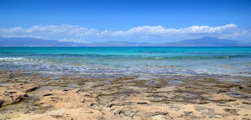 Panoramiczny widok Crete od strony Chrissi wyspa, Grecja obraz royalty free Panoramiczny widok Crete od strony Chrissi wyspa, Grecja obraz royalty free