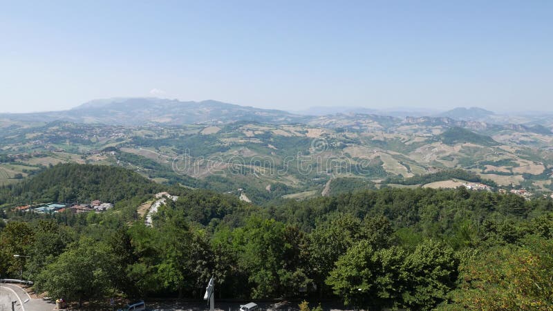 Panoramiczny widok doliny otacza San Marino